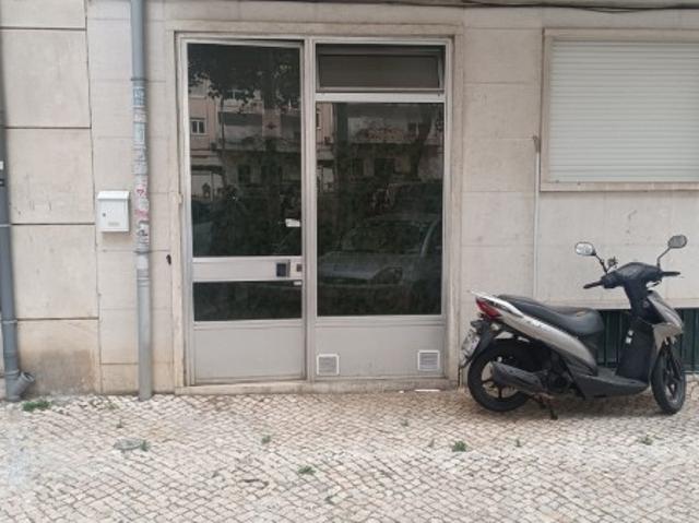 Espaço Comercial com +10 divisões, composto por várias divisões com janela