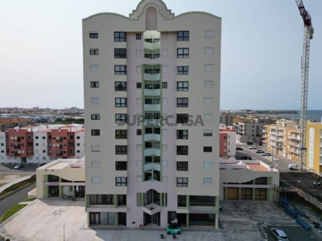 Espaço comercial com 127 m² de área total, distribuída por dois pisos, situada em Peniche