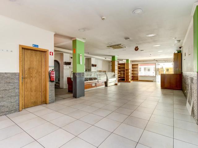 Espaço comercial com 140m2 localizado na Rua de Moçambique no Prior Velho, com dois lugares de estacionamento