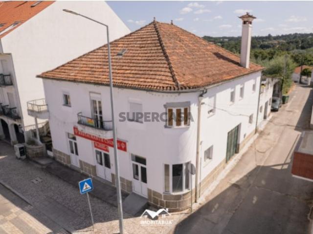 Espaço comercial com 2 casas de habitação no centro da vila