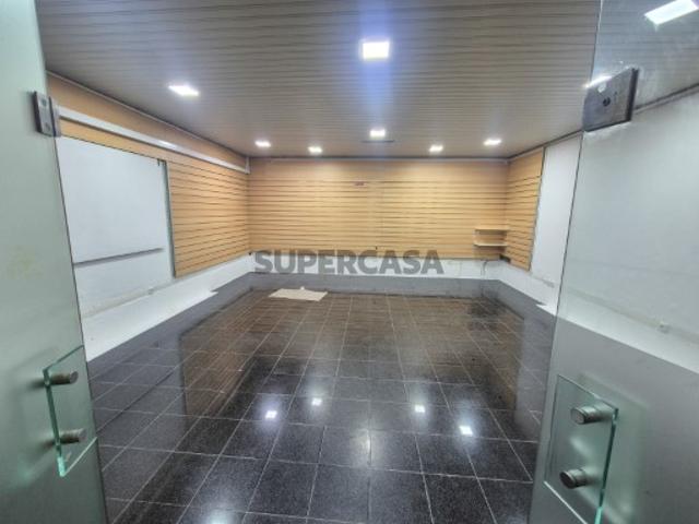 Espaço comercial com 38m² localizado junto ao terminal de autocarros da Lourinhã