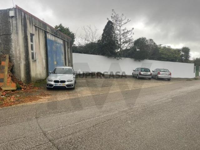 Espaço comercial com alvará e ruina de apoio constituída por 3 divisões