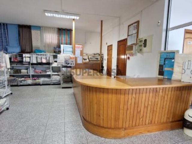 Espaço Comercial com armazéns
