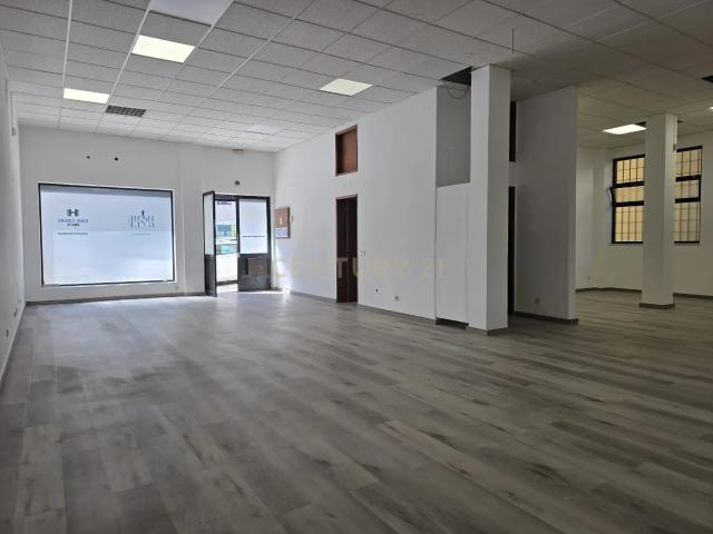 Espaço comercial com área ampla de 98m2 situada na zona da Aranguês | Rua José Groot Pombo, Setúbal