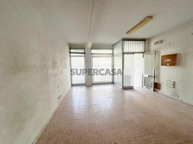 Espaço Comercial com Cave Próxima ao Cento de Loulé