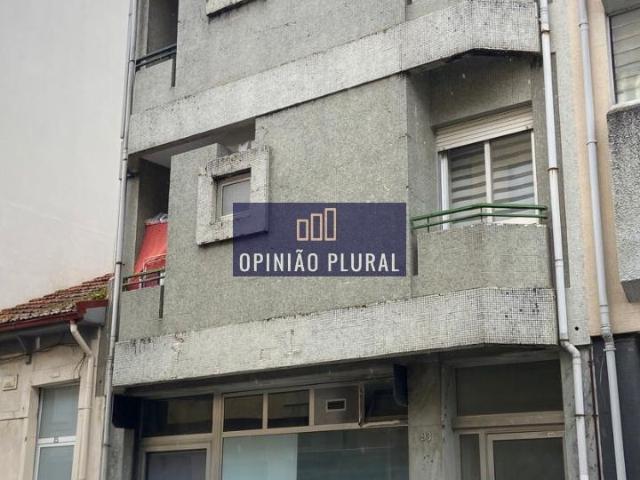 Espaço comercial com dois pisos 396m² e múltiplos gabinetes Ao Carvalhido, Porto