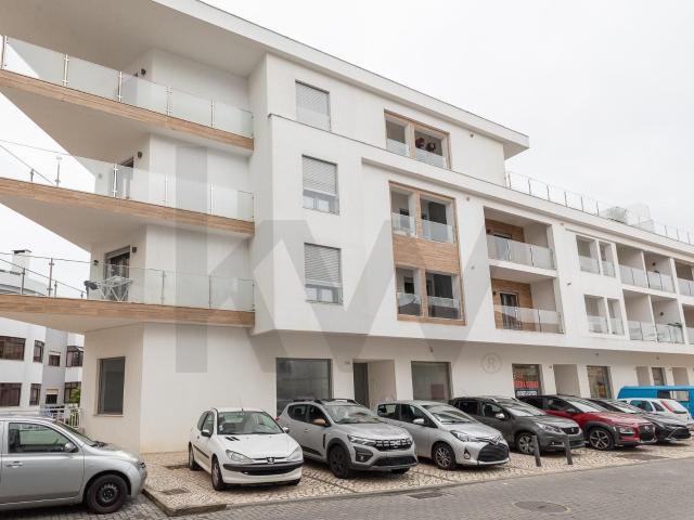 Espaço Comercial com Montra Excepcional e 2 Pisos em Queijas 246m² Carnaxide