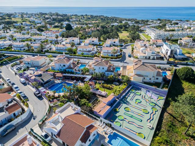 Espaço Comercial com Piscina, Minigolfe, Bar, Restaurante e. 119m² Guia