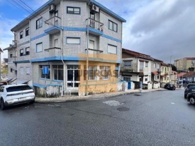 Espaço comercial com potencial para habitação T3 em Rio Tinto