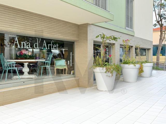Espaço Comercial De Alta Visibilidade Numa Zona Residencial. 1m² São Pedro Funchal