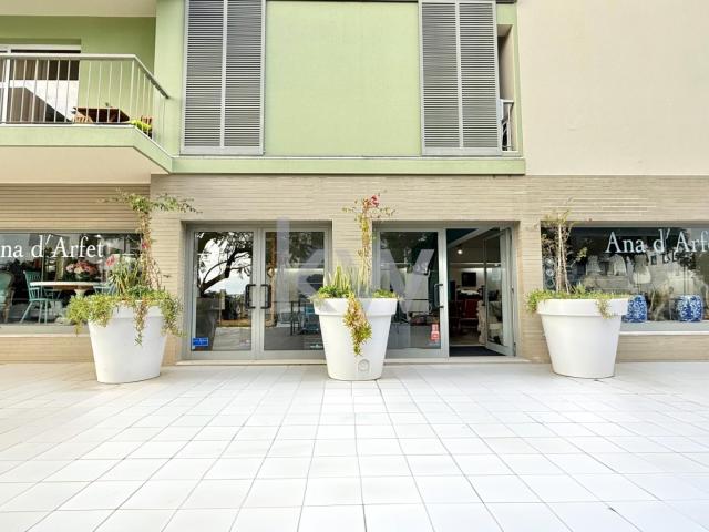 ESPAÇO COMERCIAL DE ALTA VISIBILIDADE NUMA ZONA RESIDENCIAL PRIVILEGIADA