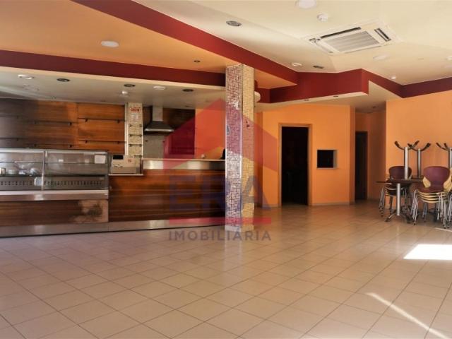 Espaço comercial de restauração e bebidas no centro do Olho Marinho