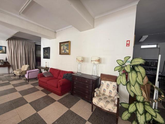 Espaço Comercial em Oeiras de 378 m² com Excelente Visibilidade