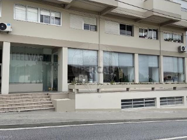 Espaço comercial em Azurém