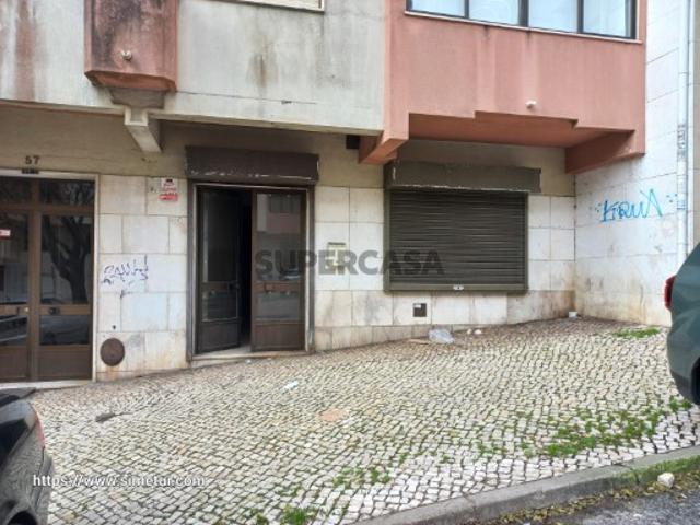Espaço comercial em Cacém e São Marcos