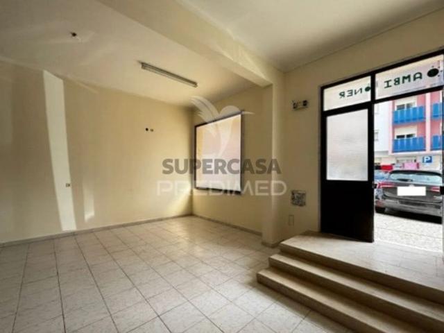 Espaço comercial em Cacém e São Marcos