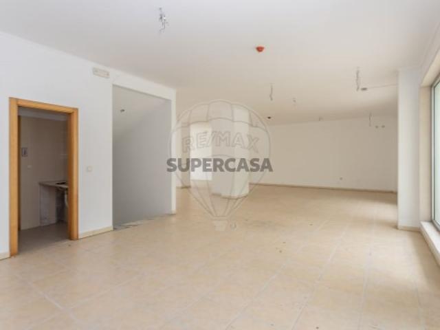 Espaço comercial em Camarate, Unhos e Apelação