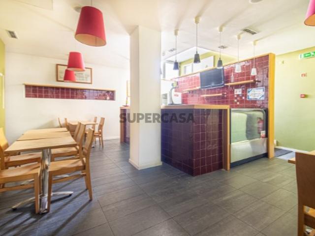 Espaço comercial em Carnaxide e Queijas
