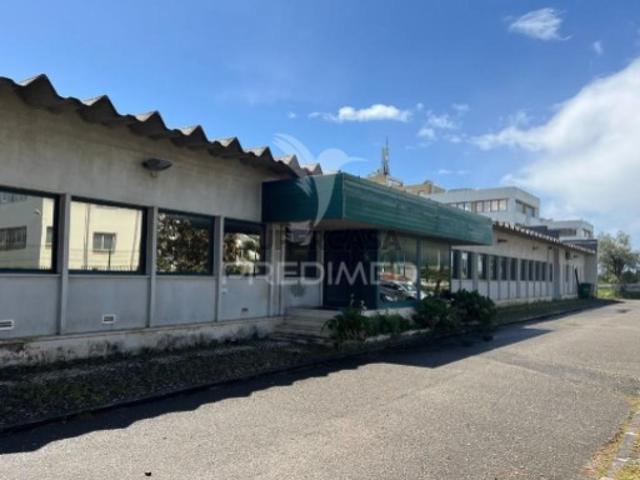 Espaço comercial em Carnaxide e Queijas