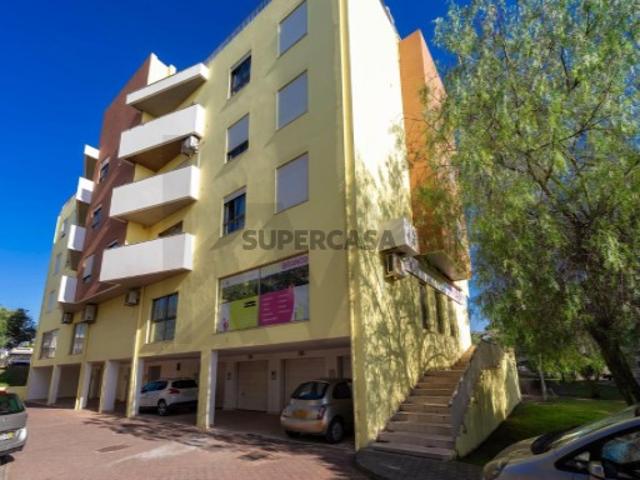 Espaço comercial em Gambelas com viabilidade para T3 com 2 WCs