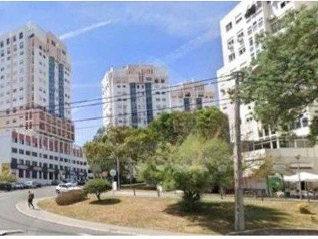 Espaço Comercial em Loures 1169m² Santo António dos Cavaleiros e Frielas
