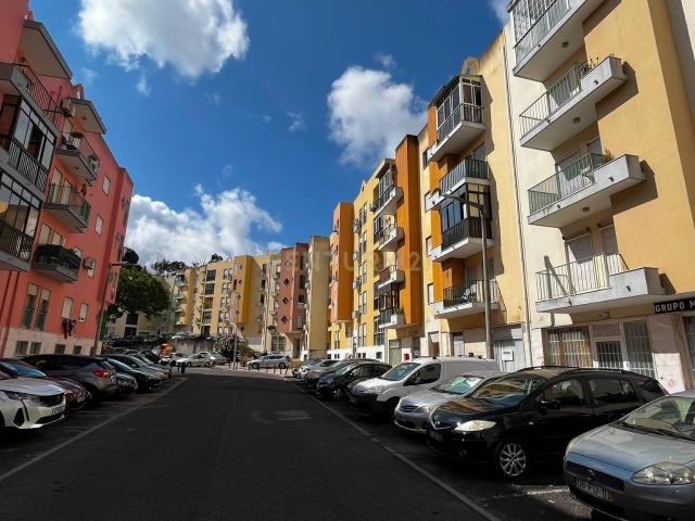 Espaço Comercial em Remodelação | Pontinha | Excelente Oportunidade de Investimento