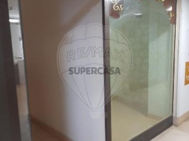 Espaço comercial em Santo António