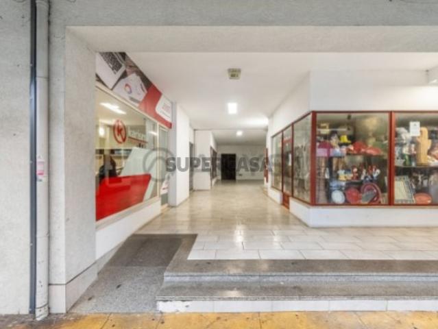 Espaço comercial em Urgezes