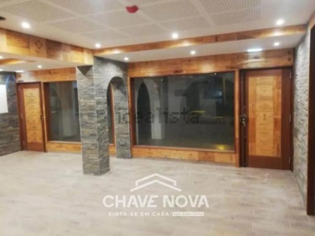 ESPAÇO COMERCIAL EM ZONA CENTRAL DE QUARTEIRA