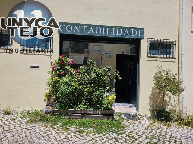 Espaço Comercial / Escritório / Armazém com 150m2 no Feijó Almada perto do Fórum Almada