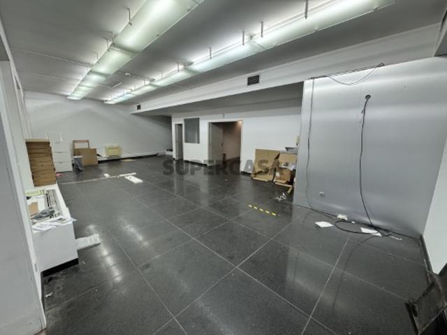 Espaço Comercial + Garagens Excelente Investimento em Leça da Palmeira