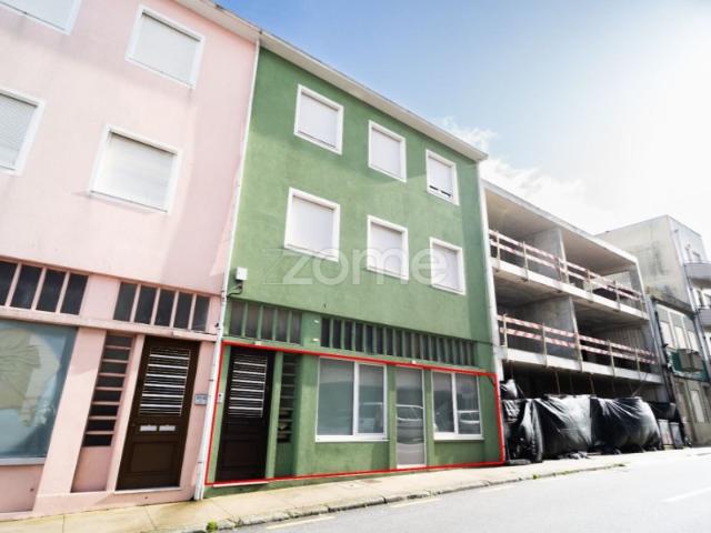 Espaço comercial habitacional em São Mamede de Infesta