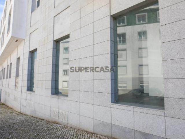 Espaço Comercial junto a Estação de Benfica