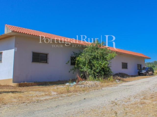 Espaço comercial localizado na periferia da vila da Proença a Nova
