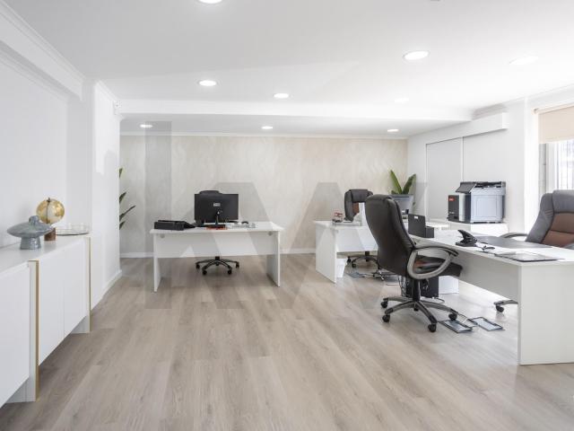 Espaço Comercial Loja no Centro de Corroios: Espaço Amplo, Remodelado e Versátil!