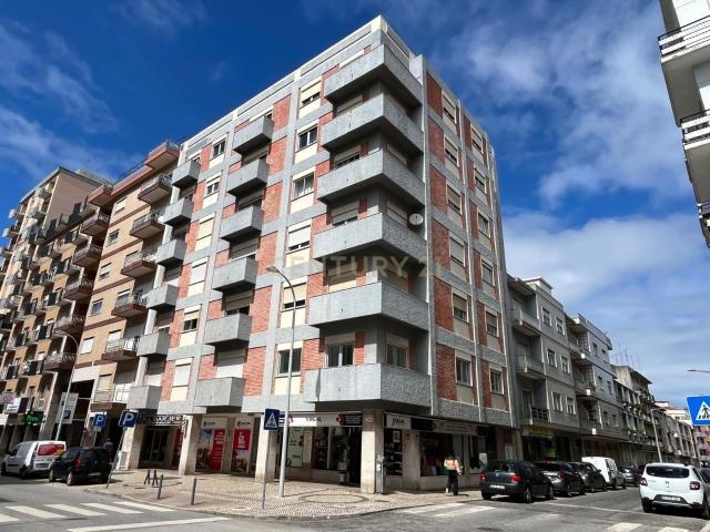 Espaço comercial R/C e cave, na avenida principal de Caldas da Rainha