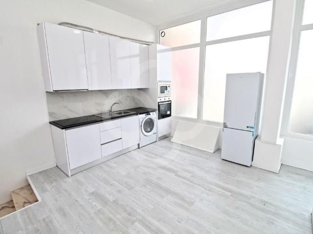 Espaço Comercial Transformado em Apartamento no Laranjeiro e. 61m² Laranjeiro e Feijó