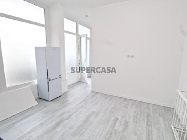 Espaço Comercial Transformado em Apartamento no Laranjeiro em Almada