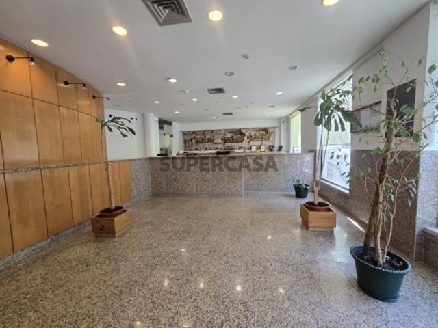 Espaço Comercial Versátil com 222m² Excelência e Visibilidade em Setúbal