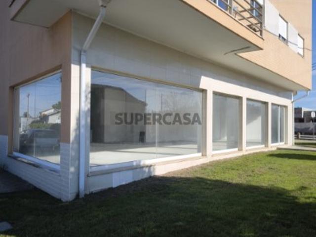 Espaço Comercial Versátil com Garagem e Arrumos Ideal para Negócio ou Conversão Habitacional