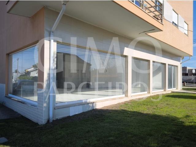 Espaço Comercial Versátil com Garagem e Arrumos Ideal para Negócio ou Conversão Habitacional