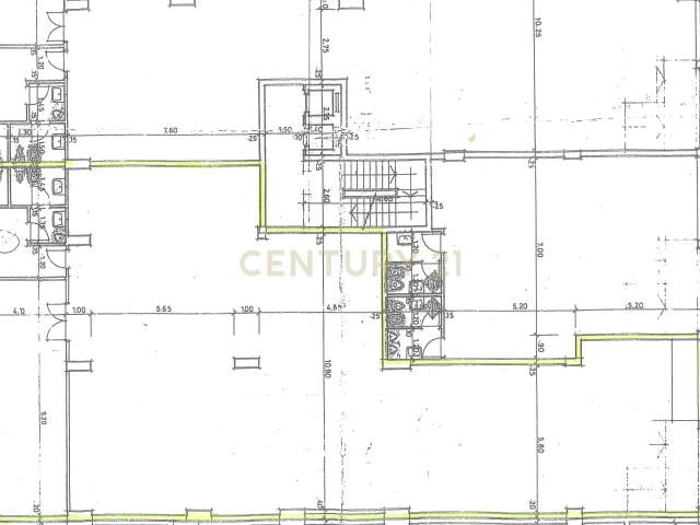 Espaço Comercial/Armazém com 5 lugares de estacionamento no prédio, em Benfica, Lisboa