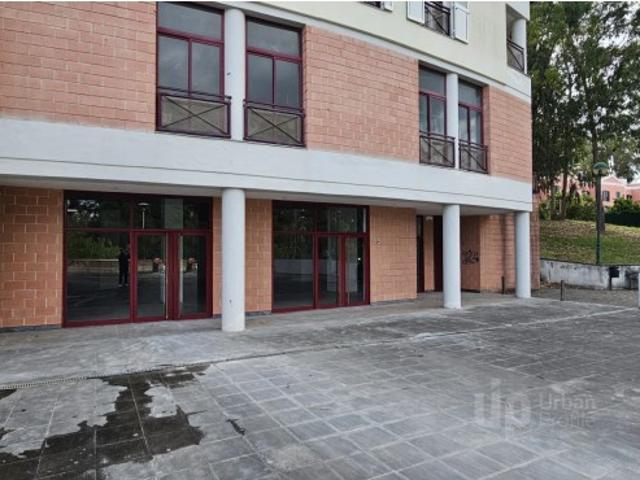 Espaço Comerciam com uma área de 1.467m2, com 35 lugares de estacionamento privados para arredamento em Barcarena, Oeiras