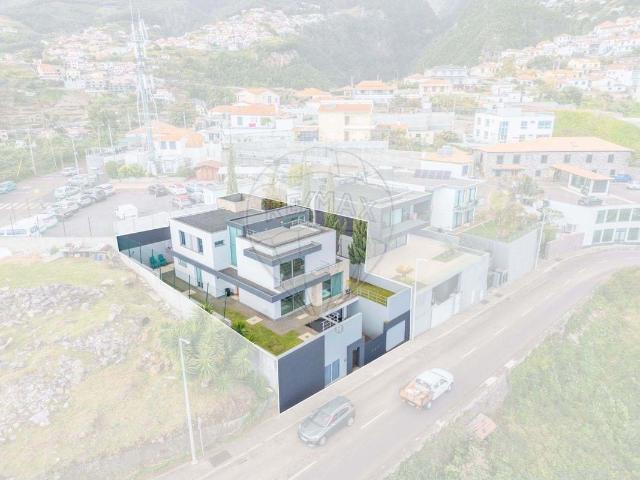 Espaço, Conforto e Vista Deslumbrante Sobre o Funchal 302m² Monte