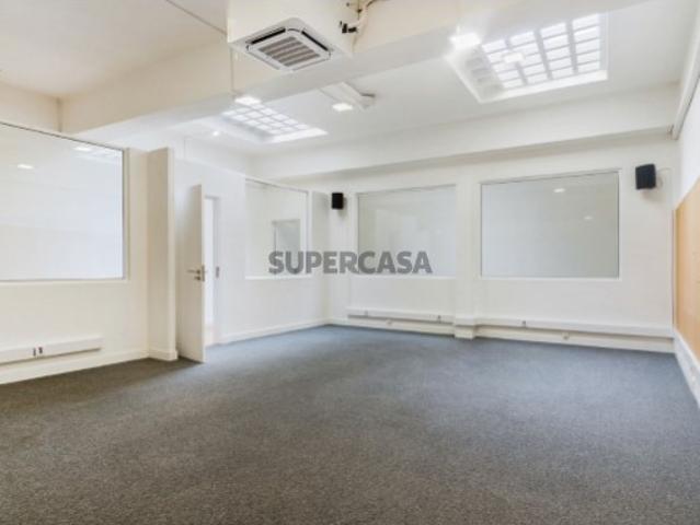 Espaço amplo nas Avenidas Novas | Ativo arrendado com rendimento garantido 200m2