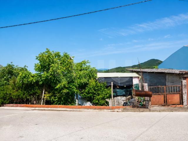 Espaço de arrecadação e arrumos, para venda, em terreno de 1720m2
