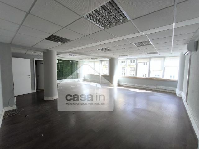 Escritório com 344m2 em São Sebastião da Pedreira