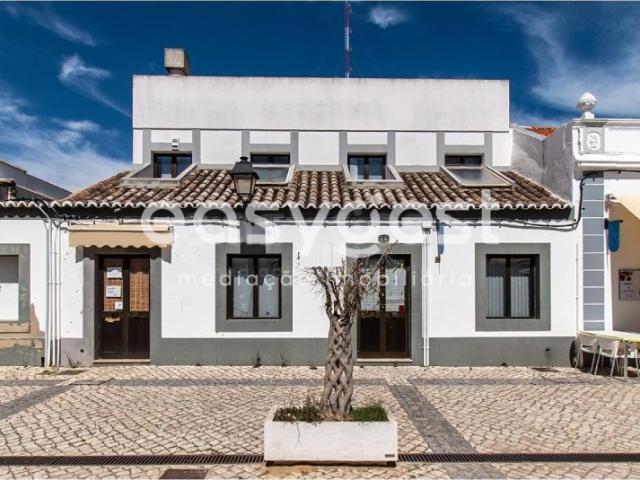 Espaço destinado a serviços no centro de Vila Real de Santo António