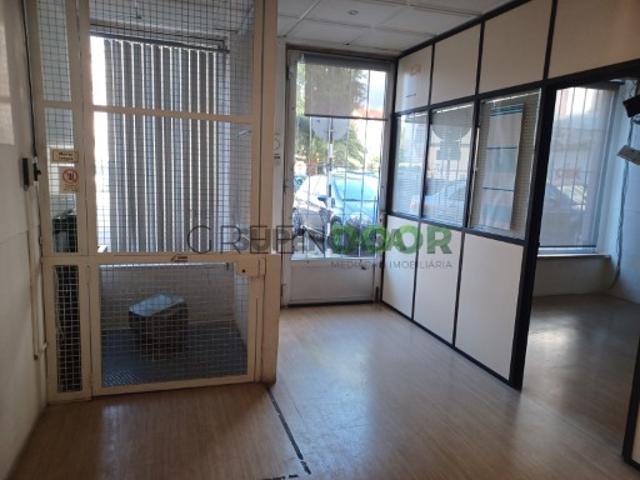 Espaço com montacargas/elevador de mercadorias para Comércio ou Serviços no centro da Amora