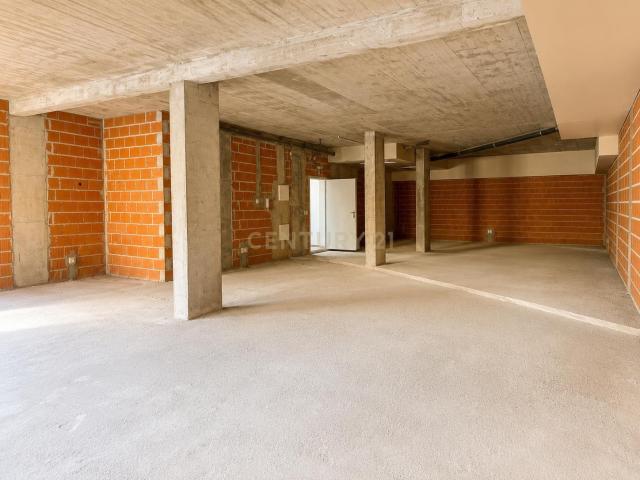 Espaço Versátil com Potencial para Habitação | 166 m² | Rio de Mouro